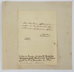 DONA MARIA II  RAINHA DE PORTUGAL E PRINCESA DO BRASIL  BILHETE DE DONA MARIA II ENDEREÇADA AO MARQUES DE LOULE MINISTRO DOS ESTRANGEIROS EM 19 DE DEZEMBRO DE 1835. EXCERTOS DO TEXTO: REMETTO HUM OFFICIO QUE ACHEI DO CONDE DE LINHARES E UMA CARTA PARA VER. ASSINA MARIA. DONA MARIA II COMO SEU IRMÃO DOM PEDRO II FOI UMA DAS DUAS ÚNICAS PESSOAS NASCIDAS NA AMÉRICA QUE SE TORNARAM MONARCAS. CHAMADA DE RAINHA INSUBMISSA FOI UMA MULHER INDEPENDENTE E EMPODERADA. NOTA: Quando, a 4 de abril de 1819, nasceu no Rio de Janeiro D. Maria da Glória, futura Rainha D. Maria II, filha do então Infante D. Pedro, que seria o Rei D. Pedro IV de Portugal, e da arquiduquesa Dona Leopoldina de Áustria, o Reino encontrava-se ainda a recuperar da devastação provocada pelas Invasões Francesas, que tinha motivado a deslocação, em 1808, da Casa Real Portuguesa para o Brasil. A possibilidade dessa colónia caminhar para a independência, levam D. João VI, avô de D. Maria, a retardar o regresso da Corte à Europa. Contudo, em 1821, apesar desta divisão de interesses e vontades, agravada pelo conflito entre liberais e absolutistas, que lacerava a própria Casa Real, a Coroa acaba por regressar a Portugal.É nesta complicada teia política e com apenas sete anos, que o seu pai abdica, em abril de 1826, do trono de Portugal a seu favor, numa tentativa de evitar o confronto entre as fações liberais e absolutistas que dividiam, na época, o Reino e a Europa. Neste sentido, estava previsto que a futura rainha, logo que tivesse maior idade, casasse com o seu tio, D. Miguel, entretanto nomeado, em julho de 1826 regente e lugar-tenente do Reino. Contudo, após este assumir a regência ao chegar a Lisboa, em janeiro de 1828, o projeto de matrimónio depressa foi esquecido. Perante a perspetiva de fracasso do acordo, D. Maria, que tinha permanecido no Brasil, viajou para a Europa em julho de II - 18 1828, mas com os grupos políticos, entretanto em confronto, viu-se impossibilitada de entrar no seu futuro Reino. Só a 23 de setembro de 1834, com o fim da Guerra Civil e já com quinze anos de idade, é que pisa pela primeira vez solo português e inicia o seu reinado.Casa em 1 de dezembro 1834 com Augusto de Leuchtenberg, neto da Imperatriz Josefina, primeira mulher de Napoleão Bonaparte, mas este viria a falecer logo em março do ano seguinte. Volta a casar em 9 de abril de 1836, com Fernando de SaxeCoburgo-Gotha, irmão de Leopoldo I, rei dos Belgas e primo do príncipe Alberto, marido da Rainha Vitória da Inglaterra.Ao longo de quase todo o reinado sucederam-se graves acontecimentos políticos, tendo D. Maria II, logo de início, se deparado com um reino mergulhado em antagonismos ideológicos e ambições rivais que originavam fraturas sociais e crises políticas profundas.Neste complexo ambiente sociopolítico, a monarca entre cedências e resistências, e mesmo perante todas as adversidades, demonstrou sempre grande firmeza e habilidade política na defesa das prerrogativas reais e a legalidade constitucional.Apesar de todas as dificuldades, esta também foi uma época em se deu uma modernização marcante de Portugal, bem visível nas políticas de saúde e de obras públicas de Costa Cabral, na remoção das antigas estruturas feudais, nas importantes reformas do ensino e instrução, na abertura económica e na internacionalização do País, nos projetos coloniais e marítimos de Sá da Bandeira, na estabilização política e no início de um dos períodos mais prósperos de Portugal com a Regeneração, em 1851. D. Maria II foi cognominada de A Boa Mãe, em face da aprimorada educação que dispensou aos seus sete filhos ou de A Educadora, devido às grandes reformas que tiveram lugar durante o seu reinado no campo do Ensino e da Educação.Entre essas alterações destaca-se a criação de um ensino técnico e politécnico e a profunda reforma do ensino naval com a instituição da moderna Escola Naval. Esta reforma iniciou-se em 1836, após a Revolução Setembrista ter colocado no poder Sá da Bandeira e Passos Manuel, os quais deram início a uma série de mudanças estruturais. É neste âmbito que, em 11 de janeiro de 1837, foi criada a Escola Politécnica, em substituição da Academia Real da Marinha, situação que originaria nos anos seguintes um aceso debate entre aqueles que queriam dar maior enfâse na teoria e os que consideravam mais importante a formação no campo da liderança e do comando de um navio de guerra, perto das lides marítimas e da hierarquia da Marinha.É então nomeada uma comissão que acaba por propor o fim do modelo existente, incluindo a extinção da Academia Real dos Guardas-Marinhas e a criação de um novo modelo de ensino. Assim, por decreto de D. Maria II promulgado a 23 de abril de 1845, nascia a "Escola Naval", cuja respetiva estrutura e normas de funcionamento foram promulgadas alguns dias depois, mais concretamente a 19 de maio. A nova escola dos futuros oficiais de Marinha a situar no Terreiro do Paço, na antiga Ribeira das Naus, local simbólico associado aos Descobrimentos e às Navegações Portuguesas, seria chefiada por um diretor, dotado de largos poderes administrativos e disciplinares, acompanhado de um corpo docente estabilizado, formado por oficiais e civis dotados de elevado prestígio académico e científico.Desta forma, D. Maria II ficará indelevelmente, associada a uma das maiores e mais fecundas reformas do ensino naval que tiveram lugar em Portugal.A Rainha veio a falecer ao dar à luz o seu décimo primeiro filho, a 15 de novembro de 1853, tendo sido considerada uma perda irreparável pelas suas qualidades de mãe e soberana, numa altura em que o País tinha finalmente entrado numa fase de tranquilidade e desenvolvimento.