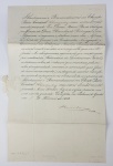 DONA MARIA PIA DE SABOYA (1847-1911).  RAINHA CONSORTE DE PORTUGAL ESPOSA DE DOM LUIZ I. CARTA DA RAINHA DIRIGIDA AO CARDEAL SCHWARZENBERG DATADA DE 5 DE FEVEREIRO DE 1863 ESCRITA EM.  AGRADECENDO VOTOS DE FELIZ NATAL. SELO SECO COM AS ARMAS REAIS.  EXCERTOS DO TEXTO: ILUSTRISSIMO E REVERENDÍSSIMO EM CHRISTO PADRE CARDEAL SCHWARZENBERG: MEU COMO IRMÃO MUITO AMADO. EU DONA MARIA PIA DE SABOYA POR GRAÇA DE DEUS RAINHA DE PORTUGAL, E DOS ALGARVES, DAQUEM E DALEM MAR EM ÁFRICA SENHORA DE GUINÉ E DA CONQUISTA, NAVEGAÇÃO  E COMÉRCIO DA ETIÓPIA, ARAPIA, PÉRSIA E DA INDIA ETC...VOS ENVIO MUITO SAUDAR COMO AQUELE QUE MUITO AMO E PREZO. AS OBSEQUIOSAS EXPRESSÕES QUE ME DIRIGISTES POR MOTIVO DA FESTIVIDADE DO SANTÍSSIMO NATAL., OS TESTEMUNHOS DE INTERESSE QUE MOSTRAIS  PELA MINHA PROSPERIDADE AVIVAM A ESTIMAÇÃO QUE FAÇO DE VOSSO MERECIMENTO E OS ILLUSTRISSIMO REVERENDISSIMO EM CHRISTO PADRE CARDEAL SCHWARZENBERG. MEU COMO IRMÃO MUITO AMADO NOSSO  SENHOR HAJA A VOSSA PESSOA EM SUA SANTA GUARDA. ESCRIPTA NO PALACIO DE AJUDA EM 5 DE FEVEREIRO DE 1863.  ASINA RAINHA. NOTA: ainha de Portugal pelo seu casamento com o rei D. Luís I. Nasceu em Turim a 16 de outubro de 1847, sendo filha de Vítor Manuel, então príncipe do Piemonte, mas que mais tarde, em 1849, foi aclamado rei de Sardenha, e em 1867, rei da Itália. Sua mãe era a arquiduquesa D. Maria Adelaide Francisca Reinero Elisabete Clotilde, que faleceu em 1854, deixando sua filha, a princesa senhora D. Maria Pia, apenas com sete anos de idade, entregue aos cuidados da condessa de Vila Marina, que esmeradamente a educou. Em 1862 foi pedida em casamento, pelo rei D. Luís, indo a Turim com esse encargo, em especial missão, o visconde da Carreira, que nessa ocasião foi agraciado com o título de conde, Luís António de Abreu e Lima, camareiro-mor e oficial-mor da Casa Real. O ilustre diplomata ia também encarregado de ajustar o contrato matrimonial. Chegou a Turim a 3 de agosto de 1862, sendo o contrato assinado no dia 9 do citado mês. O rei de Itália dava 500.000 francos de dote a sua filha, 100.000 para o enxoval, e jóias no valor de 250.000. O dote devia ser entregue ao tesouro português vencendo o juro de 5 % ao ano, pago em trimestres, ou empregado em bens de raiz, dando o rei de Portugal em hipoteca ao dote de sua esposa a parte dos rendimentos do Estado que fosse suficiente para isso. O casamento realizou-se em Turim por procuração, em 27 de setembro do mesmo ano de 1862, sendo o rei D. Luís representado pelo príncipe Carignan de Sabóia, lançando a bênção nupcial o arcebispo de Génova. No dia 29 embarcou a jovem rainha de Portugal, em Génova, a bordo da corveta Bartolomeu Dias, partindo para Lisboa acompanhada pelas corvetas Estefânia e Sagres, e pelas corvetas italianas Maria Adelaide, Duque de Génova, Itália, Garibaldi, e o vapor aviso Anthion. A esquadra chegou a Lisboa a 5 de outubro, indo esperá-la fora da barra os vapores de guerra Lince e Argos, os vapores de comércio D. Antónia, D. Luís, Açoriano e Torre de Belém. A corveta Bartolomeu  Dias fundeou em frente de Belém, indo logo a bordo o rei D. Luís, o rei D. Fernando, o conselho de Estado, ministério, etc. Para o desembarque da rainha, que se efectuou no dia 6, construiu-se um rico e vistoso pavilhão no Terreiro do Paço, representando o templo do Hymineu, tendo na parte do friso as seguintes inscrições feitas por António Feliciano de Castilho: do lado do norte:DA BELLA ITÁLIA ESTRELLA SOBERANASEJAES BEM VINDA À PRAIA LUSITANAdo lado do sul:FILHA DE REIS HEROES, DE REIS HEROES ORIGEMEM NOVA ITALIA OS CEUS THRONO D'AMOR TE ERIGEMNo dia 6, pelo meio-dia, embarcou o rei D. Luís no bergantim real, indo a Belém buscar a rainha. Concluída a cerimónia no Terreiro do Paço, que foi brilhante e entusiástica, dirigiu-se o grandioso cortejo para a igreja de S. Domingos, onde se procedeu à cerimónia da ratificação do casamento e se cantou um solene Te Deum, composição do maestro Manuel Inocêncio dos Santos. Em comemoração do real consórcio realizaram-se festas durante três dias, havendo brilhantes iluminações, tanto nos edifícios públicos, como em muitas casas particulares, produzindo grande efeito as do Terreiro do Paço e da praça de D. Pedro. Houve parada, fogos de artifício, récitas de gala no teatro de D. Maria, com o drama histórico em cinco actos, de Mendes Leal, Egas Moniz, e no de S. Carlos, cantando se opera Ernani, de Verdi. A rainha Senhora D. Maria Pia conservou-se sempre alheia aos acontecimentos políticos durante o reinado de D. Luís. Só quando se deu a revolta de 19 de maio de 1870, à noite, indo o marechal duque de Saldanha, à frente dos revoltosos cercar o palácio da Ajuda intimando a demissão do ministério presidido pelo duque de Loulé, é que a varonil soberana afirmou notavelmente a sua energia e coragem. (V. neste volume, pág. 569 e seguintes, artigo dedicado a D. Luís I). Mais tarde, a 2 de outubro de 1873, achando-se a banhos em Cascais, e tendo ido passear com seus filhos ao longo da costa, até ao sitio chamado Mexilhoeiro, correu grande perigo a sua existência. Vendo uma onda arrebatar os príncipes, a heróica rainha lançou-se imediatamente ao mar para os salvar, e seria irremediavelmente vitima da sua dedicação maternal, se não viesse em seu auxilio e dos príncipes o ajudante do faroleiro da Guia, António de Almeida Neves, que conseguiu arrastar para terra a rainha e seus filhos. Por este acto foi a soberana agraciada com medalha douro concedida ao mérito, filantropia e generosidade, por carta régia de 3 de outubro de 1873, sendo também recompensado o heróico salvador com uma condecoração e uma pensão vitalícia. O Inverno de 1876 foi rigorosíssimo, produzindo grandes inundações, que deram origem a enormes desgraças, ficando muitas famílias na miséria. Por iniciativa da bondosa rainha organizou-se logo uma comissão para angariar donativos, a qual se compunha dos seguintes senhores, alguns dos quais já hoje não existem: Cardeal Patriarca D. Inácio, duque de Palmela, conde de Rio Maior, Francisco de Oliveira Chamiço, Carlos Ferreira dos Santos e Silva, António José de Seixas, Flamiano Lopes dos Anjos, Pereira de Miranda, duque de Loulé, marquês de Ficalho, visconde Ribeiro da Silva, Martens Ferrão, visconde de Valmor, e as senhoras: duquesa de Ávila, condessas de Sousa Coutinho, Rio Maior e Ficalho, viscondessas da Gandarinha e Porto Covo; D. Gabriela de Sousa Coutinho, D. Maria Teresa de Assis Mascarenhas, D. Maria Palha Brandão, D. Capitolina Viana e D. Maria do Patrocínio Barros Lima Eugénio de Almeida. Os donativos recebidos ascenderam a mais de réis 200.000$000, formando a rainha um fundo especial com que depois foi socorrendo muitas famílias vítimas da dureza dos Invernos. Na sessão da câmara dos deputados de 9 de janeiro de 1877, o deputado da oposição Osório de Vasconcelos exaltou a iniciativa da rainha, propondo o deputado Barros e Cunha que a câmara prestando à caridosa iniciativa de que sua majestade a rainha houve por bem usar, em beneficio das vitimas das inundações, a homenagem que lhe deve em nome do povo que representa, resolve que este voto seja lançado na acta das sessões, e que uma grande deputação deponha aos pés da augusta princesa o tributo do seu reconhecimento. A câmara dos pares votou também proposta idêntica, na sessão de 8 de janeiro. A sociedade francesa de L'encouragement au bien conferiu à rainha senhora D. Maria Pia a grande medalha de honra, na sessão de 27 de maio de 1877. Quando neste ano de 1877 a fome afligiu os povos do Ceará em consequência das grandes secas que ali houve, a bondosa soberana propôs, e foi aprovado, que do cofre dos inundados se retirasse a quantia de 36.000$000 réis, destinada a socorrer as infelizes vitimas daquela calamidade. Foi a rainha senhora D. Maria Pia quem fundou na Tapada da Ajuda a Creche Vítor Manuel, que se inaugurou em 1 de novembro de 1878, construindo-se um edifício próprio para aquele fim. Quando circulou em Lisboa a noticia da lamentável desgraça do incêndio do teatro Baquet do Porto em março de 1888, a rainha senhora D. Maria Pia partiu imediatamente no comboio só com seu filho numa noite de temporal, vestida de luto, porque de luto estava aquela cidade, para juntar as suas lágrimas às de tantos infelizes, e não se lembrando de que era rainha para só se lembrar de que era mulher, correu pelas vielas mais sórdidas do Porto, e becos escuros, a levar conforto a desgraçados que agonizavam, distribuindo esmolas a todos os infelizes que encontrava. Ali no Porto foi aclamada como mãe dos pobres e anjo de caridade, titulo que já de há muito tempo havia conquistado pela sua beneficência. Viu depois falecer seu marido, o rei D. Luís I, em 19 de outubro de 1889, em Cascais, o que lhe causou profundíssimo desgosto, e em 1 de fevereiro de 1908 sentiu a dolorosa perda de seu filho, o rei D. Carlos I, e de seu neto, o príncipe real D. Luís Filipe, vitimas da horrorosa tragédia, ao desembarcar em Lisboa, regressando de Vila Viçosa, onde a família real havia passado algum tempo. Sua majestade a rainha Senhora, D. Maria Pia foi regente do reino por duas vezes: a primeira, em 1902, quando o rei D. Carlos e a rainha Senhora D. Amélia foram visitar o rei de Espanha; e a segunda, em dezembro de 1904, indo os mesmos soberanos a Inglaterra a convite do rei Eduardo VII. É grã-mestra da ordem de Santa Isabel, grã-cruz da de N. Sr.ª da Conceição; condecorada com a ordem das Damas Nobres de Maria Luísa, de Espanha; presidente e protectora de muitas corporações de beneficência do reino, e especialmente da Associação das Creches, etc.