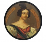 DONA MARIA II  RAINHA DE PORTUGAL E PRINCESA DO BRASIL  LINDA CAIXA TABAQUEIRA EM MADEIRA LACADA COM TAMPA DECORADA COM RETRATO DE DONA MARIA II POR OCASIÃO DA RECUPERAÇÃO DO TRONO USURPADO POR SEU TIO DOM MIGUEL. POSSUI A LEGENDA: D. MARIA II RAINHA DE PORTUGAL E ALGARVES. JUNTO COM SEU IRMÃO DOM PEDRO II FOI UMA DAS DUAS ÚNICAS PESSOAS NASCIDAS NA AMÉRICA QUE SE TORNARAM MONARCAS. PORTUGAL. CHAMADA DE RAINHA INSUBMISSA FOI UMA MULHER INDEPENTE E EMPODERADA, ALGO INCOMUM PARA SEU TEMPO.  DEC. 1830. 7 CM DE DIAMETRO. NOTA: Quando, a 4 de abril de 1819, nasceu no Rio de Janeiro D. Maria da Glória, futura Rainha D. Maria II, filha do então Infante D. Pedro, que seria o Rei D. Pedro IV de Portugal, e da arquiduquesa Dona Leopoldina de Áustria, o Reino encontrava-se ainda a recuperar da devastação provocada pelas Invasões Francesas, que tinha motivado a deslocação, em 1808, da Casa Real Portuguesa para o Brasil. A possibilidade dessa colónia caminhar para a independência, levam D. João VI, avô de D. Maria, a retardar o regresso da Corte à Europa. Contudo, em 1821, apesar desta divisão de interesses e vontades, agravada pelo conflito entre liberais e absolutistas, que lacerava a própria Casa Real, a Coroa acaba por regressar a Portugal.É nesta complicada teia política e com apenas sete anos, que o seu pai abdica, em abril de 1826, do trono de Portugal a seu favor, numa tentativa de evitar o confronto entre as fações liberais e absolutistas que dividiam, na época, o Reino e a Europa. Neste sentido, estava previsto que a futura rainha, logo que tivesse maior idade, casasse com o seu tio, D. Miguel, entretanto nomeado, em julho de 1826 regente e lugar-tenente do Reino. Contudo, após este assumir a regência ao chegar a Lisboa, em janeiro de 1828, o projeto de matrimónio depressa foi esquecido. Perante a perspetiva de fracasso do acordo, D. Maria, que tinha permanecido no Brasil, viajou para a Europa em julho de II - 18 1828, mas com os grupos políticos, entretanto em confronto, viu-se impossibilitada de entrar no seu futuro Reino. Só a 23 de setembro de 1834, com o fim da Guerra Civil e já com quinze anos de idade, é que pisa pela primeira vez solo português e inicia o seu reinado.Casa em 1 de dezembro 1834 com Augusto de Leuchtenberg, neto da Imperatriz Josefina, primeira mulher de Napoleão Bonaparte, mas este viria a falecer logo em março do ano seguinte. Volta a casar em 9 de abril de 1836, com Fernando de SaxeCoburgo-Gotha, irmão de Leopoldo I, rei dos Belgas e primo do príncipe Alberto, marido da Rainha Vitória da Inglaterra.Ao longo de quase todo o reinado sucederam-se graves acontecimentos políticos, tendo D. Maria II, logo de início, se deparado com um reino mergulhado em antagonismos ideológicos e ambições rivais que originavam fraturas sociais e crises políticas profundas.Neste complexo ambiente sociopolítico, a monarca entre cedências e resistências, e mesmo perante todas as adversidades, demonstrou sempre grande firmeza e habilidade política na defesa das prerrogativas reais e a legalidade constitucional.Apesar de todas as dificuldades, esta também foi uma época em se deu uma modernização marcante de Portugal, bem visível nas políticas de saúde e de obras públicas de Costa Cabral, na remoção das antigas estruturas feudais, nas importantes reformas do ensino e instrução, na abertura económica e na internacionalização do País, nos projetos coloniais e marítimos de Sá da Bandeira, na estabilização política e no início de um dos períodos mais prósperos de Portugal com a Regeneração, em 1851. D. Maria II foi cognominada de A Boa Mãe, em face da aprimorada educação que dispensou aos seus sete filhos ou de A Educadora, devido às grandes reformas que tiveram lugar durante o seu reinado no campo do Ensino e da Educação.Entre essas alterações destaca-se a criação de um ensino técnico e politécnico e a profunda reforma do ensino naval com a instituição da moderna Escola Naval. Esta reforma iniciou-se em 1836, após a Revolução Setembrista ter colocado no poder Sá da Bandeira e Passos Manuel, os quais deram início a uma série de mudanças estruturais. É neste âmbito que, em 11 de janeiro de 1837, foi criada a Escola Politécnica, em substituição da Academia Real da Marinha, situação que originaria nos anos seguintes um aceso debate entre aqueles que queriam dar maior enfâse na teoria e os que consideravam mais importante a formação no campo da liderança e do comando de um navio de guerra, perto das lides marítimas e da hierarquia da Marinha.É então nomeada uma comissão que acaba por propor o fim do modelo existente, incluindo a extinção da Academia Real dos Guardas-Marinhas e a criação de um novo modelo de ensino. Assim, por decreto de D. Maria II promulgado a 23 de abril de 1845, nascia a "Escola Naval", cuja respetiva estrutura e normas de funcionamento foram promulgadas alguns dias depois, mais concretamente a 19 de maio. A nova escola dos futuros oficiais de Marinha a situar no Terreiro do Paço, na antiga Ribeira das Naus, local simbólico associado aos Descobrimentos e às Navegações Portuguesas, seria chefiada por um diretor, dotado de largos poderes administrativos e disciplinares, acompanhado de um corpo docente estabilizado, formado por oficiais e civis dotados de elevado prestígio académico e científico.Desta forma, D. Maria II ficará indelevelmente, associada a uma das maiores e mais fecundas reformas do ensino naval que tiveram lugar em Portugal.A Rainha veio a falecer ao dar à luz o seu décimo primeiro filho, a 15 de novembro de 1853, tendo sido considerada uma perda irreparável pelas suas qualidades de mãe e soberana, numa altura em que o País tinha finalmente entrado numa fase de tranquilidade e desenvolvimento.