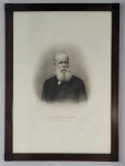 DOM PEDRO II LITOGRAVURA ORIGINAL OFICIAL DO IMPERADOR EM PAPEL DE LINHO. GRAVADA EM 1887. CONTÉM INSCRIÇÃO S.M O SR. DOM PEDRO II IMPERADOR DO BRAZIL. EM VISITAS E VIAGENS PELO PAÍS ESSA GRAVURA ERA PRESENTEADA AOS QUE RECEBIAM O CASAL IMPERIAL ERA UMA GENTIL FORMA DE PRESTIGIAR  A QUEM O MONARCA DESEJAVA  DISTINGUIR.. A GRAVURA ESTÁ EM EXCELENTES CONDIÇÕES, FOI LIMPA E MUITO BEM EMOLDURADA. BRASIL, SEC. XIX 62 X 46 CM. CONSIDERANDO O TAMANHO DA MOLDURA