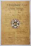 IMPERIAL ORDEM DA ROSA  RARA COMENDA DA IMPERIAL, PLACA PEITORAL DA ORDEM DA ROSA INTEIRAMENTE EM OURO MACIÇO E ESMALTES COM 21,7 G EM GRAU DE COMENDADOR ACOMPANHADA DE SUA CARTA DE OUTORGA ASSINADA PELA PRINCESA ISABEL, COM SELO DE CHANCELA DAS ARMAS IMPERIAIS  CONFERIDA A MANUEL DE SOUZA CAMPOS, RICO EMPREENDEDOR BAHIANO DONO DE UM IMPÉRIO REPRESENTADO PELA COMPANHIA SALINAS DE MARGARIDA QUE JÁ FOI A DECIMA MAIOR EMPRESA DO BRASIL NA VIRADA DO SEC. XIX PARA O XX QUE LIBERTOU TODOS OS SEUS ESCRAVOS ANTES DA LEI ÁUREA, NO PERÍODO DA DISCUSSÃO DA LEI. A COMENDA FOI OUTORGADA DURANTE A TERCEIRA REGÊNCIA (30 DE JULHO DE 1887 A 22 DE AGOSTO DE 188). FOI DURANTE A TERCEIRA REGÊCNIA QUE A PRINCESA ISABEL ASSINOU A LEI ÁUREA. RARAMENTE SE VÊ COMENDAS ORDEM DA ROSA TOTALMENTE EM OURO COMO ESTA, ACOMPANHADAS DE SUA CARTA DE OUTORGA ORIGINAL E AINDA CONCEDIDA EM UM PERÍODO REGECIAL DA PRINCESA ISABEL (FORAM CURTOS E SOMENTE EM TRÊS OCASIÕES). A TRAJETÓRIA DE MANUEL DE SOUZA CAMPOS NA BAHIA, GUARDADAS AS PROPORÇÕES, FOI QUASE TÃO PRODIGIOSA QUANTO A DO VISCONDE DE MAUÁ, AMBOS FORAM MASCATES, AMBOS ROÇARAM OS ´PÍNCAROS DA RIQUEZA NO PERÍODO IMPERIAL BRASILEIRO. TIVERAM TAMBÉM AMBOS VERDADEIRA E OBSTINADA PREOCUPAÇÃO COM AS CONDIÇÕES SOCIAIS DO POVO DE SUA TERRA. EXCERTOS DO TEXTO: A PRINCESA IMPERIAL REGENTE EM NOME DO IMPERADOR SENHOR D. PEDRO SEGUNDO GRÃO MESTRE DA ORDEM DA ROSA FAZ SABER AOS QUE ESTA CARTA VIREM QUE ATENDENDO AOS RELEVANTES SERVIÇOS PRESADOS AO ESTADO E A HUMANIDADE POR MANUEL DE SOUZA CAMPOS, VICE PRESIDENTE DE ADMINISTRAÇÃO DO ASILO DE MENDICALIDADE NA CAPITAL DA PROVÍNCIA DA BAHIA HÁ POR BEM NOMEAR A COMENDADOR DA DITA ORDEM PELO QUE LHE MANDA PASSAR O PRESENTE A QUAL DEPOIS DE PRESTADO O JURAMENTO DE ESTILO SERÁ SELADO COM AS ARMAS IMPERIAIS. DADA NO PALÁCIO DO RIO DE JANEIRO EM TRÊS DE NOVEMBRO DE MIL OITOCENTOS E OITENTA E SETE, SEXAGÉSIMO SEXTO DA INDEPENDÊNCIA E DO IMPÉRIO. ASSINA PRINCESA IMPERIAL REGENTE E TAMBÉM O BARÃO DE COTEGIPE.  BELISSIMA ORDEM EM OURO MACIÇO COM 21,7 G E DOCUMENTO IMPECÁVEL COM 41 CM DE ALTURA. NOTA: SALINAS DE MARGARIDA é um Salinas da Margarida, um município do lado continental da Baía de Todos os Santos. ma firma que durante pouco mais de 70 anos transformou o lugarejo em cidade aprazível, com as cifras de um negócio lucrativo. Entre o final do século XIX, quando foi oficialmente fundada, e os anos 20 do século seguinte, a companhia esteve entre as dez maiores empresas do país, sendo a principal produtora de sal da América do Sul.  Benemérito do sal Comendador Manoel de Souza Campos deu a largada para o progresso da inóspita região Pablo Reis. A casa do visionário comendador da Ordem da Rosa Manoel de Souza Campos, responsável pela criação da companhia, permanece de pé. Quando nasceu, em 25 de dezembro de 1838, na Vila da Capela, em Sergipe, ninguém apostava que fosse sobreviver aos índices temerários de mortalidade infantil, quanto mais chegar a comendador. Filho de José do Egito Campos e Mariana Perpétua de Campos, um casal pobre, Manoel de Souza Campos mudou para Salvador aos 14 anos em busca de oportunidades na vida. Quando morreu, detinha um império baseado em austeridade empresarial e filantropia, cujo principal pilar era a Companhia Salinas da Margarida, empresa que se tornou uma das dez maiores do país no final do século XIX e que provocou uma revolução na freguezia que seria batizada com o mesmo nome.Na capital baiana, começou trabalhando como caixeiro-viajante no escritório de Vicente do Amaral e progrediu ao ponto de montar o próprio armarinho na cidade baixa, em meados do século XIX. Aos 22 anos, em 22 de setembro de 1860, casou com Guilhermina Gomes Marelim, filha de um próspero comerciante. Com apoio do sogro, abriu uma loja de tecidos chamada Campos e Marelim e um escritório de consignações, Campos, Irmãos e Cia. Admirado como empresário pelo caráter e pela retidão, Manoel de Souza Campos foi admitido na Santa Casa de Misericórdia da Bahia em 1868 e ingressou na direção do Banco da Bahia em 1872. Chegou à presidência da instituição bancária em 1909. Eleito provedor da Santa Casa em 1892, ganhou a comenda da Ordem da Rosa  por libertar escravos que possuía durante as discussões abolicionistas. Foi reeleito sucessivamente ao cargo mais alto da Santa Casa por 11 mandatos. Em uma das gestões na Santa Casa, o comendador conseguiu terminar a construção do Hospital Santa Izabel que ficara parada por 50 anos, sem recursos. A pedra fundamental fora lançada em 15 de junho de 1828, mas a inauguração só ocorreu em 1893. Membro da Associação Comercial da Bahia, sócio do IGHB, participou das mais importantes ordens da Igreja Católica. Nem todas essas realizações, entretanto, são comparáveis ao feito de um visionário que percebeu na inóspita faixa de terra da Baía de Todos os Santos o potencial geográfico e climático para concretizar um dos mais bem-sucedidos projetos empresariais dos séculos XIX e XX na Bahia. Para isso, Souza Campos precisou conhecer o virtuoso Horácio Urpia Júnior que, ao contrário dele, nascera em berço esplêndido.Muitas vezes mencionado como o técnico por trás do espírito empreendedor do comendador Campos, Urpia Júnior foi mais audacioso do que um mero coadjuvante. Empresário, engenheiro e político, teve uma trajetória de destacado participante da sociedade soteropolitana, membro da fidalguia da província. Entre as realizações mais notáveis, chegou a presidir a Câmara Municipal de Salvador e também instalou a linha telegráfica terrestre desde Aracaju até o sul da Bahia, trabalho que durou três anos. Horácio Urpia Júnior foi educado no padrão europeu. Nascido em Salvador, em 23 de agosto de 1842, morou os primeiros 7 anos de vida na cidade do Porto, em Portugal, com os pais Horácio Fortunato Urpias e a mãe Cândida Amélia Carvalho Borges. Voltou para o Brasil com 7 anos e aos 13 foi estudar na Alemanha. Com 18 anos, fixou residência no Rio de Janeiro e aos 23 resolveu morar em Salvador, em um latifúndio comprado pelo pai que se estendia da Graça até o Campo Santo. Exerceu carreira como corretor de produtos de exportação. Foi o introdutor da cultura sisaleira no estado, importando do México as primeiras mudas que plantou em Maragojipe. Homem de conhecimentos ecléticos nos campos da agricultura até a engenharia, passando por contabilidade e comércio exterior, Urpia Júnior falava alemão, francês, inglês e italiano. Foi um dos fundadores da Escola Politécnica e da Faculdade de Direito, além do Instituto Geográfico e Histórico da Bahia e irmão da Santa Casa de Misericórdia. Ele recebia correspondências de dom Pedro II e do marechal Deodoro da Fonseca. A esposa tinha fotografias ao lado de Santos Dumont. Esses dois homens de origens distintas se encontraram para uma sociedade entre o intelecto e o poder de realização. Depois de fazer uma viagem à cidade portuguesa de Aveiro, Souza Campos descobriu que a paisagem das salinas na costa lusitana era semelhante às suas terras até então inutilizadas para qualquer tipo de produção. Colocou na cabeça que poderia transformar os brejos de água salgada na margem do mar em marinhas para extração de sal. Contratou o técnico português José Soares e bancou a vinda dele para o Brasil. Em 1877, a dupla Souza Campos e Urpia conseguia o privilégio de explorar as salinas no método de evaporação natural. No ano de 1881, as primeiras salinas começaram a produzir.A formalização de uma sociedade anônima só ocorreria dez anos mais tarde, com a aprovação dos estatutos da Companhia Salinas da Margarida, em 20 de março de 1891, reunindo cerca de 150 sócios entre os nomes mais prestigiados do empresariado baiano. Com capital de 2 mil contos de réis, dividido em 20 mil ações de 100 mil réis, tinha como sócios majoritários Souza Campos e Urpia Júnior, detentores de quantidade de ações equivalente a 500 contos de réis, referente às propriedades que eram deles. Horácio Urpia Júnior morreu em 3 de maio de 1916 em Salvador, antes de completar 74 anos de idade. Souza Campos morrera por falência dos rins em 13 de fevereiro de 1910. No dia seguinte, o Diário da Bahia dedicou uma página inteira para noticiar a morte do eminente empresário. O sucessor dele, Manoel de Souza Campos Filho, morreria em 22 de novembro de 1931.