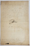DOM PEDRO II   FACULDADE DE DIREITO DE SÃO PAULO (LARGO DE SÃO FRANCISCO) DOCUMENTO DE NOMEAÇÃO DO BACHAREL CARLOS GALVÃO MARIANNO BUENO COMO PROFESSOR DE PHILOSOFIA RACIONAL E MORAL DA FACULDADE DE DIREITO DE SÃO PAULO (LARGO DE SÃO FRANCISCO). O BACHAREL CARLOS GALVÃO MARIANNO (1834-1877). DATADO DE 7 DE FEVEREIRO DE 1877. EXCERTOS DO TEXTO:  ATENDENDO AO MERECIMENTO E HABLITAÇÃO QUE EM CONCURSO  DEMONSTROU O BACHAREL CARLOS GALVÃO MARIANNO BUENO PROFESSOR SUBSTITUTO DAS CADEIRAS DE RETHORICA, DE FILOSOPHIA RACIONAL E MORAL DE HISTÓRIA E GEOGRAFIA DO CURSO PREPARATÓRIO DE ACESSO A FACULDADE DE DIREITO DE SÃO PAULO . HEI POR BEM NOMEÁ-LO PROFESSOR  DE FILOSOPHIA RACIONAL E MORAL DO MESMO CURSO COM O RENDIMENTO QUE LHE COMPETIR. PALÁCIO DO RIO DE JANEIRO EM 7 DE FEVEREIRO DE 1874, QUINQUAGÉZIMO TERCEIRO DA IMNDEPEND:ENCIA E DO IMPÉRIO. ASSINA IMPERADOR. O DR CARLOS MARIANO GALVÃO BUENO NASCEU EM SÃO PAULO EM JANEIRO DE 1834.  FEITOS OS SEUS ESTUDOS PREPARATÓRIOS MATRICULOU-SE NA FACULDADE DE DIREITO, COLANDO GRAU EM 1860. EM 1867, FOI NOMEADO INTERINAMENTE PROFESSOR DE FILOSOFIA E RETÓRICA DO ANTIGO CURSO ANEXO, EM 1874, LENTE CATEDRÁTICO DE FILOSOFIA DO MESMO CURSO. TORNOU-SE FAMOSO COMO PROFESSOR CRITERIOSO E CULTO. EM 1877, PUBLICOU UM TRATADO DE FILOSOFIA, QUE LOGO SE POPULARIZOU ENTRE A CLASSE ACADÊMICA. MORREU AFOGADO EM 24 DE MAIO DE 1883, QUANDO PESCAVA NAS ÁGUAS DO TAMANDUATEI. SEU NOME FOI IMORTALIZADO AO SER ADOTADO COMO O NOME DA RUA MAIS IMPORTANTE RUA DO BAIRRO DA LIBERDADE A RUA GALVÃO BUENO (AQUELA DECORADA COM LANTERNAS EM FEITIO ORIENTAL). BRASIL, 1874, 37 CM DE ALTURA.NOTA: A Faculdade de Direito da Universidade de São Paulo (FDUSP), também conhecida por Faculdade de Direito do Largo de São Francisco, "São Francisco", "Sanfran" ou, ainda, "Arcadas", em alusão à sua arquitetura, é uma unidade de ensino, pesquisa e extensão da Universidade de São Paulo. Foi criada em 11 de agosto de 1827 juntamente com a Faculdade de Direito do Recife, sendo estas as duas mais antigas faculdades de direito do país. Ao longo de quase dois séculos formou diversas personalidades notórias da história do Brasil.3 55 Ministros que compuseram o STF desde a Proclamação da República estudaram o Bacharelado em Direito na Faculdade de Direito do Largo de São Francisco. 13 Presidentes da República, 45 Governadores do Estado de São Paulo e 13 Prefeitos de São Paulo estudaram o curso de graduação na instituição. Segundo o Anuário Análise Advocacia, grande parcela dos advogados de destaque do Brasil concluíram a graduação na Faculdade de Direito da USP. A Ideia acerca da criação de um curso jurídico no Brasil surgiu em 1822, com José Feliciano Fernandes Pinheiro, o Visconde de São Leopoldo, membro do Parlamento. Até então, os que desejavam estudar direito deveriam deslocar-se até Coimbra, em Portugal. O local onde hoje funciona a Faculdade de Direito era, originalmente, ocupado por um Convento franciscano. O prédio do estilo barroco luso-brasileiro, inaugurado em 17 de setembro de 1647, era feito de taipa, com fundações de 03 metros de profundidade e com paredes que chegavam a 02 metros de espessura em alguns pontos. A Faculdade de Direito, a mais antiga instituição do gênero no Brasil juntamente com a Faculdade de Direito do Recife, deve a sua origem a um decreto imperial assinado em 1827. Estas destinavam-se a formar governantes e administradores públicos, sendo fundamental para a consolidação e para o desenvolvimento do país independente. A Carta de Lei assinada por D. Pedro I em 11 de agosto de 1827 criou dois "Cursos de Sciencias Jurídicas e Sociaes" no Brasil, um instalado no Convento de São Francisco, em São Paulo, e outro no Basílica e Mosteiro de São Bento (Olinda), em Olinda, Pernambuco. Cada curso seria ensinado "no espaço de cinco anos e em nove cadeiras", resultando no grau de bacharel, havendo a possibilidade de prosseguir ao grau de doutor. Em princípio chamado simplesmente "curso jurídico", teve sua aula inaugural dada em São Paulo no 1 de março de 1828, pouco antes do curso de Olinda. Posteriormente, ficou conhecida como Academia de Direito do Largo de São Francisco54 ou também Academia de Direito de São Paulo. O termo "Academia" foi oficialmente incorporado ao nome da Instituição, a partir do Decreto-lei de 7 de novembro de 1831, o qual registra que "O sello da Academia Juridica terá ... a seguinte inscripção - Academia de Sciencias Juridicas, e Sociaes, S. Paulo." Foi só em 1854 que o nome oficial Faculdade de Direito da Cidade de São Paulo começou a ser usado pela aprovação do decreto nº 1 386, de 28 de abril de 1854: "Art. 1º Os actuaes Cursos Juridicos serão constituidos em Faculdades de Direito; designando-se cada uma pelo nome da cidade, em que tem, ou possa ter assento".Devido a um incêndio ocorrido em 1880, a fachada foi reformulada em 1884. Por conta do incêndio de 1880, foi criado o Corpo de Bombeiros na Cidade de São Paulo, pois se percebeu a expansão da cidade e necessidade da disposição de recursos para o combate a incêndios. Por ocasião dessa reforma da fachada em 1884 foi instalado o relógio que possui até a atualidade em sua fachada, o primeiro relógio da Cidade de São Paulo. Em 1903, fora fundada aquela que seria considerada a Entidade (administração) estudantil mais tradicional e antiga do Brasil. Chamada de "Centro Acadêmico XI de Agosto", corresponde a um local de representação dos alunos da Faculdade de Direito do Largo de São Francisco. Na década de 1930 foi iniciada a construção do novo prédio do antigo Convento de São Francisco, chamado de Prédio Histórico, que foi finalizada em 1941. Ricardo Severo foi o autor do projeto de estiloneocolonial, no qual implementou características do barroco luso-brasileiro à Arquitetura moderna, mesclando a tradição do antigo convento com o aspecto cultural do país. Desde o início, a Faculdade de Direito pertenceu ao Governo central, passando do monárquico ao republicano, e em agosto de 1934 a Faculdade foi incorporada à Universidade de São Paulo por Getúlio Vargas. Com a Revolução Constitucionalista de 1932, alguns alunos da Faculdade de Direito morreram lutando contra a Ditadura de Getúlio Vargas. Assim, ergueram em Homenagem a estes o "Monumento ao Soldado Constitucionalista", situado na área interna do Prédio Histórico. Encontra-se, também, um túmulo, construído em 1842 em homenagem a Julius Frank,  m professor de história e geografia fundador de uma sociedade secreta de jovens, Burschenschaft, que teria influenciado, principalmente os jovens, durante muitos anos na história da política brasileira. Em 1973, a criação dos cursos de Pós-graduação, teve como consequência a diminuição do espaço acadêmico disponível. Cogitou-se, então, a transferência do "campus" para a Cidade Universitária, na zona oeste da cidade de São Paulo, porém muitos alunos e professores foram contrários a essa mudança devido ao fato de a localização de toda a infraestrutura jurídica estar concentrada no centro de São Paulo (escritórios de advocacia e tribunais). Além significação da Faculdade estar localizada a mais de um século no Largo São Francisco. Diante disto, fora colocada uma pedra fundamental para o pretenso da nova localização do "campus" da faculdade, porém estudantes a retiraram da Cidade Universitária e a levaram para o Largo de São Francisco, instalada (até hoje) na calçada em frente à escola. Nela, gravaram a seguinte frase: "Quantas pedras forem colocadas, tantas arrancaremos. 30-X-1973". A história da faculdade está relacionada ao desenvolvimento de importantes momentos históricos do Brasil. Ela formou alunos notórios que fizeram parte de grandes movimentos políticos, como o movimento abolicionista, de Joaquim Nabuco, José Antônio Pimenta Bueno e Perdigão Malheiro, o movimento republicano, de Prudente de Moraes, Campos Salles e Bernardino José de Campos Júnior, e as campanhas das Diretas Já, de Franco Montoro e Ulysses Guimarães. Emergiram treze presidentes da república desta faculdade, por exemplo, o primeiro presidente civil eleito por meio do voto direto no Brasil, Prudente de Morais, que assumiu o cargo em 1894, e o ex-presidente Michel Temer, empossado após Dilma Rousseff ser destituída do cargo pelo processo de impeachment no dia 31 de agosto de 2016.61 Fernando Haddad - que ficou em segundo lugar na disputa para a Presidência da República em 2018 - também é egresso do curso de graduação da instituição. Além disso, diversos governadores, prefeitos e outras figuras importantes na história do Brasil formaram-se na Faculdade de Direito da Cidade de São Paulo. Os últimos egressos a serem prefeitos de São Paulo foram Fernando Haddad (Turma 154) e Bruno Covas (Turma 171) e os últimos egressos a serem governadores foram Cláudio Lembo (Turma 127) e Franco Montoro (Turma 107). O surgimento desta faculdade também trouxe para São Paulo enorme efervescência cultural. Inúmeros escritores de renome e movimentos culturais ali surgiram, tais como: Alphonsus Guimaraens, um dos principais representantes do Simbolismo no Brasil; Álvares de Azevedo, Escritor e poeta ultrarromântico; Castro Alves, poeta e um dos representantes do movimento abolicionista; Hilda Hilst, uma das maiores escritoras da Língua portuguesa contemporânea; José de Alencar, Autor do Livro Iracema e um dos maiores nomes do Romantismo no Brasil; Monteiro Lobato, escritor de obras-infantis como O Sítio do Picapau Amarelo; Oswald de Andrade, representante do movimento modernista e autor do Manifesto Antropófago. O edifício da faculdade também é repleto de obras com significado cultural, "(...) encontram-se agregados elementos dignos de nota, tais como os vitrais da escadaria, produzidos pela Casa Conrado Sorgenicht, e o mobiliário do Salão Nobre e da Sala da Congregação, confeccionado no Liceu de artes e Ofícios de São Paulo (...)".A Faculdade de Direito de São Paulo foi a primeira entidade a ser incorporada à Universidade de São Paulo na fundação desta, em 1934, e é considerada uma das melhores no ensino jurídico.