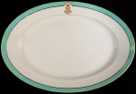 CAETANO PINTO DE MIRANDA MONTENEGRO  (VISCONDE DE VILLA REAL DE PRAIA GRANDE (2.)  RARA TRAVESSA PERTENCENTE AO SERVIÇO DO VISCONDE VILA REAL DE PRAIA GRANDE (CAETANO PINTO DE MIRANDA MONTENEGRO) EM PORCELANA CHARLES PILLIVUYT. PASTA DURA DE FUNDO BRANCO, BORDA PARCIALMENTE EM VERDE BERILO ENTRE FILETES DOURADOS. NA CALDEIRA, MONOGRAMA VPG ENTRELAÇADO E DOURADO, SOB COROA DE VISCONDE. EXEMPLAR DESSE MESMO SERVIÇO ESTÁ REPRODUZIDO A PÁGINA 344 DO LIVRO LOUÇA DA ARISTOCRACIA NO BRASIL POR JENNY DREYFUS.ERA FILHO DO MARQUES DA VILLA REAL DA PRAIA GRANDE, PRIMEIRO MINISTRO DA JUSTIÇA DO BRASIL APÓS A INDEPENDENCIA. CAETANO PINTO DE MIRANDA MONTENEGRO FILHO FOI CORONEL DO EXÉRCITO IMPERIAL, GRANDE DO IMPÉRIO, GENTIL HOMEM DA IMPERIAL CÂMARA, MEMBRO DO CONSELHO DE SUA MAGESTADE IMPERIAL , COMENDADOR DA IMPERIAL ORDEM DE CRISTO, CAVALEIRO DA IMPERIAL ORDEM DA ROSA E DA IMPERIAL ORDEM DO CRUZEIRO, TINHA A MEDALHA DA DIVISÃO COOPERADORA DA BOA ORDEM E A INSIGNIA DE OURO DA DISTINÇÃO DE COMBATES. SÉCULO XIX. 44 CM DE COMPRIMENTO.