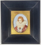 RAINHA ELIZABETH I -  A GLORIANA  PINTURA EM MINIATURA PROVAVELMENTE SOBRE MARFIM  APRESENTANDO A RAINHA INGLESA ELISABETH I FILHA DO REI HENRIQUE VIII. SEU REINADO FICOU CONHECIDO NA INLGLATERRA COMO A ERA DE OURO. PERÍODO DE GRANDE DESENVOLVIMENTO ECONOMICO, MILITAR, ARTÍSTICO. UMA DAS MAIORES INIMIGAS DE FILIPE I DA ESPANHA QUE PRETENDIA DESTRONAR A RAINHA PARA RESTABELCER A  RELIGIÃO CATÓLICA NA INGLATERRA. CONTRA ELA FILIPE I ARMOU AQUELA QUE FOI CHAMADA INVENCÍVEL ARMADA COM A FROTA ESPANHOLA E PORTUGUESA UNIDAS REDUNDANDO EM FRAGOROSA DERROTA E ESTRUIÇÃO DA ARMADA. LINDA MOLDURA. INGLATERRA. SEC. XIX. 18 X 17 CMNOTA: Elizabeth I (Greenwich, 7 de setembro de 1533  Richmond, 24 de março de 1603), também chamada de "A Rainha Virgem", "Gloriana" ou "Boa Rainha Bess" ("Bess" era como Roberto Durdley, seu favorito, a chamava) foi Rainha Reinante da Inglaterra e Irlanda de 1558 até sua morte e a quinta e última monarca da Casa de Tudor. Como filha do rei Henrique VIII, Isabel nasceu dentro da linha de sucessão; entretanto, a sua mãe Ana Bolena foi executada dois anos e meio após seu nascimento, e o casamento dos seus pais foi anulado. Isabel assim foi declarada ilegítima.O seu meio-irmão Eduardo VI sucedeu a D. Henrique e reinou até morrer em 1553. Antes da sua morte, Eduardo nomeou Joana Grey como rainha, excluindo da sucessão as suas meias-irmãs Isabel e a católica Maria I, apesar da existência de um estatuto declarando o contrário. Porém, o seu testamento acabou anulado e Maria tornou-se rainha, tendo Joana sido executada. Isabel foi também feita prisioneira, durante o cerca de um ano em que durou o reinado de Maria, por suspeitas de apoiar os rebeldes protestantes.Isabel sucedeu a Maria em 1558 e passou a reinar com um conselho.1 A rainha passou a depender muito de um grupo de conselheiros de confiança liderados por Guilherme Cecil, Barão Burghley. Uma das suas primeiras ações como rainha foi o estabelecimento de uma igreja protestante inglesa, da qual tornou-se sua Governadora Suprema. A Resolução Religiosa Isabelina mais tarde desenvolveu-se na atual Igreja Anglicana. Era também esperado que ela se casasse e gerasse um herdeiro para continuar a linhagem da Casa de Tudor, porém, nunca se casou apesar de ter tido vários pretendentes. Isabel ficou famosa pela sua castidade enquanto envelhecia. Um culto cresceu ao seu redor tendo sido celebrada em pinturas, desfiles e obras literárias. .A INVENCÍVEL ARMADA: Enquanto isso, sir Francis Drake realizou entre 1585 e 1586 uma grande viagem contra navios e portos espanhóis no Caribe, conseguindo atacar Cádis em 1587 e destruindo a frota espanhola de navios de guerra destinada para a Empreitada da Inglaterra. Filipe havia decidido fazer guerra contra os ingleses. A Invencível Armada, uma grande frota de navios, partiu para o Canal da Mancha em 12 de julho de 1588 planejando levar uma força de invasão espanhola sob comando de Alexandre Farnésio, Duque de Parma e Placência, para a costa sul da Inglaterra a partir dos Países Baixos. Uma combinação de erros de cálculo, má sorte e um ataque inglês com navios de fogo em 29 de julho perto de Gravelines acabou dispersando os navios espanhóis para o nordeste e a Armada acabou sendo derrotada. Ela voltou para a Espanha em restos despedaçados, após enormes perdas ao oeste da costa da Irlanda (alguns navios tentaram voltar para casa através do Mar do Norte, virando para o sul depois da costa irlandesa). Milícias inglesas, sem saber do destino da Armada, reuniram-se para defender o reino sob o comando de Roberto Dudley. Ele convidou Isabel para inspecionar as tropas em Tilbury, Essex, no dia 8 de agosto. Usando uma armadura peitoral de prata sobre um vestido de veludo branco, ela dirigiu-se aos homens em um de seus discursos mais famosos:Meu amado povo, fomos persuadidos por alguns que se preocupam com nossa segurança, para termos cuidado com a forma como nos empenhamos em armar multidões por medo de traição; porém garanto-vos, não desejo viver para desconfiar de meu fiel e amado povo ... sei que tenho apenas o corpo de uma mulher fraca é débil, porém tenho o coração e estômago de um rei, e também de um Rei da Inglaterra, e desprezo que Parma ou a Espanha, ou qualquer outro Príncipe da Europa ouse invadir as fronteiras de meu reino. A nação comemorou quando não houve nenhuma invasão. A procissão de Isabel para um serviço de ação de graças na Catedral de São Paulo rivalizou em espetáculo com aquela ocorrida em sua coroação. A derrota da Armada foi também uma enorme vitória em propaganda, tanto para a rainha quanto para a Inglaterra protestante. Os ingleses consideraram o ocorrido como um símbolo da preferência divina e a inviolabilidade da nação sob uma rainha virgem. Entretanto, a vitória não foi um ponto de virada na guerra, que prosseguiu e frequentemente favorecia a Espanha. Os espanhóis ainda controlavam os Países Baixos e a ameaça de uma invasão continuou. Sir Valter Raleigh afirmou após a morte de Isabel que a precaução dela impediu a guerra contra a Espanha:Se a falecida rainha tivesse confiado em seus homens de guerra como fez com seus escribas, teríamos em sua época derrotado aquele grande império em pedaços e feito seus reis em figas e laranjas como nos velhos tempos. Porém sua Majestade fez tudo pela metade, e por invasões mesquinhas ensinou o Espanhol como se defender, e ver suas próprias fraquezas. Apesar de alguns historiadores terem criticado Isabel por razões semelhantes, o veredito de Raleigh foi frequentemente considerado como injusto. A rainha tinha bons motivos para não confiar em seus comandantes, que uma vez em ação tendiam "a serem transportados com um tamento de vanglória", como ela mesma colocou.