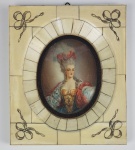 MARIA ANTONIETA RAINHA DE FRANÇA  LINDA PINTURA EM MINIATURA PROVAVELMENTE SOBRE MARFIM APRESENTANDO MARIA ANTONIETA EM TRAJES MAJESTÁTICOS. MINITATURA EM MARFIM DECORADA COM FESTÕES. ASSINADA TOURET.  FRANÇA, FINAL DO SEC. XIX.14 X 12,5 CM. NOTA: "Maria Antônia Josefa Joana de Habsburgo-Lorena (Maria Antonia Josepha Johanna von Habsburg-Lothringen, no alemão), mais conhecida como Maria Antonieta, nasceu em Viena, no dia 2 de novembro de 1755. Ela foi a 15ª filha do imperador Fernando I e da imperatriz Maria Teresa da Áustria. Na ocasião, seus pais governavam o Sacro Império Romano-Germânico, que dominava uma série de nações da Europa desde o século X. Naquele contexto, o Sacro Império já estava decadente e era governado de fato por Maria Teresa, cujas obrigações fizeram com que ela se ausentasse bastante da criação de seus filhos. Os historiadores comentam que a educação de Maria Antonieta durante sua infância foi desleixada, e isso fez com que ela tivesse dificuldades de alfabetizar-se e, depois, de falar e escrever corretamente alemão, francês e italiano. No entanto, ela possuía boas habilidades em música e dança. Quando começaram a ser costurados os acordos para o seu casamento, foi necessário que ela passasse por uma espécie de tutoria intensiva a fim de melhorar seus conhecimentos." "No final da década de 1760, a mãe de Maria Antonieta decidiu usar sua filha para uma estratégia política, e, assim, os diplomatas austríacos se envolveram em negociações com a França para casar a jovem com Luís Augusto, delfim da França e filho de Luís Fernando, herdeiro do trono francês falecido em 1765. O casamento era parte de uma estratégia de Maria Teresa de aproximar austríacos e franceses. Essa aproximação era algo importante porque a França e o Sacro Império eram inimigos históricos, mas viam naquele momento a ascensão de uma potencial ameaça em comum: a Prússia (que ainda fazia parte do território do Sacro Império). O casamento de Maria Antonieta e Luís Augusto aconteceu em 19 de abril de 1770, em uma igreja em Viena. A cerimônia foi por procuração, e o representante de Luís Augusto nela foi um dos irmãos da noiva. Com o casamento, ela foi obrigada a renunciar aos seus direitos na dinastia Habsburgo.Maria Antonieta então foi enviada para a França, e conheceu seu marido no dia 14 de maio de 1770, quando ela tinha apenas 14 anos de idade. Apesar de ter renunciado aos seus diretos na coroa austríaca, Maria Antonieta foi orientada por sua mãe a manter relatos frequentes sobre o que acontecia na corte francesa. Uma festa foi realizada em Versalhes pela ocasião do casamento. A adaptação da princesa austríaca à realidade da corte francesa no Palácio de Versalhes foi complicada. A princípio, muitos membros da nobreza francesa foram contrários ao casamento do delfim com a austríaca, e isso fez com que eles nutrissem uma grande antipatia por ela. Além disso, Maria Antonieta também estranhou uma série de costumes da etiqueta francesa. Em 1774, o rei da França Luís XV faleceu, e, com isso, Luís Augusto foi coroado como Luís XVI. Assim, Maria Antonieta se tornou rainha consorte da França e usou de toda a sua influência para ver os seus desejos realizados. Ela gastava grandes somas de dinheiro em diversões dos mais variados tipos. Maria Antonieta realizava corridas de cavalos, participava de bailes de máscaras, jogava cartas e comprava roupas e joias caríssimas. Seus gastos incomodavam a muitos, incluindo a gente da nobreza que já desgostava dela pelo fato de ser austríaca. Alguns historiadores entendem que os gastos da rainha foram uma forma que ela encontrou de reforçar a sua autoridade sobre a nobreza. Os excessos cometidos pela rainha pesavam sobre o orçamento francês, e ela passou a ser chamada de Madame Déficit. Outros críticos a chamavam de l-autrichienne, um jogo de palavras no francês que mistura os termos austríaca e cadela. O Terceiro Estado e os defensores da república também eram profundos críticos da rainha. As críticas à monarca ficaram mais contundentes ainda por ela ter demorado a engravidar de um herdeiro para o trono francês. A primeira filha do casal nasceu apenas em 1778 e foi nomeada de Maria Teresa como homenagem à avó materna. A demora se deveu ao fato de que o rei Luís XVI levou anos para consumar o casamento com sua esposa.Depois disso, Maria Antonieta engravidou outras vezes e deu à luz mais três filhos: Luís José, Luís Carlos e Maria Sófia. As vidas de Maria Antonieta e toda a nobreza francesa foram radicalmente transformadas pela eclosão da Revolução Francesa, em julho de 1789. Essa revolução foi influenciada pelos ideais iluministas, que propagavam ideias de igualdade entre os homens, e foi motivada pela insatisfação da burguesia com os privilégios da nobreza e pela insatisfação do povo com a pobreza em que vivia. A França vivia uma grave crise econômica motivada pelos altos gastos da corte em festas e luxo, mas também pelo envolvimento do país em uma série de conflitos desnecessários. Além disso, a situação da França se agravou com colheitas ruins na década de 1780, o que fez o preço dos alimentos disparar e provocou o aumento dos problemas da população com a falta de comida. Luís XVI recusava-se a tomar medidas contra a nobreza e o clero para aliviar os cofres franceses, e a situação levou à convocação da Assembleia dos Estados Gerais, para que uma decisão fosse tomada. Os Estados Gerais, no entanto, contribuíram para inflamar a população parisiense, insatisfeita com a crise do país.Os distúrbios em Paris resultaram na Queda da Bastilha pela população parisiense, em 14 de julho de 1789. Esse evento é considerado o que deu início à Revolução Francesa ao difundir o fervor revolucionário por todo o país. Com o início da revolução, Maria Antonieta ficou reclusa no Palácio de Versalhes. Ainda em 1789, o Palácio de Versalhes foi invadido, e Luís XVI e Maria Antonieta foram obrigados pela população parisiense a se mudarem para o Palácio de Tulherias, em Paris. O agravamento da situação fez com que ambos tentassem fugir para a Bélgica em 1791. Eles acabaram reconhecidos quando estavam próximo da fronteira e foram reconduzidos para Paris. A tentativa de fuga destruiu o resto da reputação dos monarcas perante a população francesa, e o ódio da população fez com que o Palácio de Tulherias fosse atacado por populares em diferentes ocasiões. O risco à integridade dos membros da monarquia fez com que eles fossem colocados na Torre do Templo, uma fortaleza. Nesse local, Maria Antonieta viveu aprisionada, e lá ficou sabendo que seu esposo, Luís XVI, havia sido guilhotinado no começo de 1793. Posteriormente ela foi transferida para a prisão do Palácio da Cidade e lá enfrentou um processo de alta traição. O julgamento foi entendido como de fachada e condenou Maria Antonieta à morte na guilhotina por alta traição à França, sendo guilhotinada no dia 16 de outubro de 1793, mais precisamente às 12h15min. Ela tinha 37 anos de idade.A decaptação de Maria Antonieta em 1793 foi um dos momentos simbólicos da Revolução Francesa. A ex-rainha, de origem austríaca, era uma das figuras mais odiadas da aristocracia. Mas os séculos passaram e hoje Maria Antonieta desperta fascínio nos meios culturais.