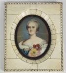 CATARINA II IMPERATRIZ DE TODAS AS RÚSSIAS  CHAMADA CATARINA A GRANDE EM SEU REINADO A RÚSSIA ALCANÇOU PRESTIGIO, PODERIO BÉLICO INQUESTIONÁVEL E DESENVOLVIMENTO ARTISTICO E INTELECTUAL. BELA MINIATURA PINTADA PROVAVELMENTE SOBRE  MARFIM APRESENTANDO CATARINA II COM TRAJES MAGESTÁTICOS. MOLDURA TAMBÉM EM MARFIM DECORADO COM ESGRAVITADOS. ASSINADO PELO ARTISTA. SEC. XIX. 14 X 12 CMNOTA: Catarina II (Estetino, 2 de maio de 1729  São Petersburgo, 17 de novembro de 1796), conhecida como Catarina, a Grande, foi a Imperatriz da Rússia de 1762 até sua morte. Nascida como princesa Sofia Frederica Augusta de Anhalt-Zerbst-Dornburg, era a filha mais velha de Cristiano Augusto, Príncipe de Anhalt-Zerbst, e sua esposa Joana Isabel de Holsácia-Gottorp. Sofia se converteu para a Igreja Ortodoxa Russa, assumiu o nome de Catarina Alexeievna e se casou com o grão-duque Pedro Feodorovich, nascido príncipe de Holsácia-Gottorp, em 1745. Seu marido ascendeu ao trono russo em janeiro de 1762 como Pedro III e ela organizou um golpe de estado que o tirou do trono em julho, com Pedro morrendo alguns dias depois supostamente assassinado.Durante o seu reinado, o Império Russo melhorou a sua administração e continuou a modernizar-se. O reinado de Catarina revitalizou a Rússia, que cresceu com ainda mais força e tornou conhecida como uma das maiores potências europeias. Os seus sucessos dentro da complexa política externa e as suas represálias por vezes brutas aos movimentos revolucionários (mais notavelmente na Rebelião Pugachev) complementaram a sua caótica vida privada. Causava escândalo frequentemente, dada a sua tendência para relações que espalhavam rumores por todas as cortes europeias.Catarina subiu ao poder supostamente após uma conspiração por ela mesma elaborada que depôs o seu marido, o czar Pedro III, e o seu reinado foi o apogeu da nobreza russa. Pedro III, sob pressão da mesma nobreza, tinha já aumentado a autoridade dos grandes proprietários de terra nos seus mujique e servos. Apesar dos deveres impostos nos nobres pelo primeiro modernizador proeminente da Rússia, o czar Pedro I, e apesar das amizades de Catarina com os intelectuais do iluminismo na Europa Ocidental (em particular Denis Diderot, Voltaire e Montesquieu), a imperatriz não considerava prático melhorar as condições de vida dos seus súbditos mais pobres que continuavam a ser ostracizados (por exemplo) por conscrição militar. As distinções entre os direitos dos camponeses nos estados votchine e pomestie desapareceram virtualmente na lei e na prática durante o seu reinado.Em 1785, Catarina conferiu à nobreza a Carta Régia da Nobreza, aumentando ainda mais o poder dos senhores de terra. Nobres em cada distrito elegiam um "marechal da nobreza" que falava em seu nome à monarca sobre problemas que os afetavam, em especial os problemas econômicos.