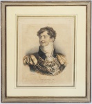GEORGE IV DA INGLATERRA (1762-1830) = GRAVURA AQUARELADA POR FRNAÇOIS SERAPHIN DELPECH A PARTIR DE ZEPHIRIN FELIX JEAN MARIUS BELLARD, POR VOLTA DE 1920-1835. TAMANHO DA GRAVURA 465 X 317 CM E TAMANHO DA MOLDURA52 X 44 CM. MOLDURA IDENTICA A DO LOTE ANTERIOR PROPICIA PARA UMA COMPOSIÇÃO DAS DUAS GRAVURA. AMBOS OS MONARCAS ENFRENTARAM E VENCERAM NAPOLEÃO BONAPARTE IMPERADOR DOS FRANCESES. INGLATERRA, SEC. XIX., GRAVURA IDÊNTICA A ESTA COMPÕE A COLEÇÃO DO NATIONAL PORTRAIT GALLERY EM LONDRES. NOTA: Jorge IV (Londres, 12 de agosto de 1762  Windsor, 26 de junho de 1830) foi o Rei do Reino Unido e Hanôver de 29 de janeiro de 1820 até sua morte. De 1811 até sua ascensão foi Príncipe Regente durante a doença mental de seu pai, o rei Jorge III.Jorge teve uma vida extravagante que contribuiu para a moda durante o Período da Regência, sendo o patrono de muitas formas de prazer, estilo e gosto. Tinha uma relação ruim com o pai, acumulou grandes dívidas e teve várias amantes, com a principal e mais duradoura sendo Maria Fitzherbert. Ele foi forçado a se casar em 1795 com sua prima Carolina de Brunsvique; os dois não gostavam um do outro e se separaram pouco depois do nascimento de sua filha, Carlota de Gales, no ano seguinte.Robert Jenkinson, 2.º Conde de Liverpool, controlou o governo como primeiro-ministro durante a maior parte de sua regência e reinado. Os governos de Jorge, mesmo recebendo pouco apoio do rei, presidiram a vitória nas Guerras Napoleônicas, negociaram um acordo de paz e tentaram lidar com o mal-estar econômico e social que se seguiu. Ele teve de aceitar George Canning como primeiro-ministro, além de desistir de sua oposição à emancipação católica.Seu charme e cultura lhe valeram o título de "o primeiro cavalheiro da Inglaterra", Reinou sob um tempo muito difícil na Europa o reinado de Napoleão Bonaparte a quem derrotou na Batalha de Waterloo. Sua representação mais famosa é uma enorme estátua equestre em bronze na Trafalgar Square. 