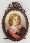 GUSTAV EILERS (1834-1911) O REI DE ROMA (NAPOLEÃO II)L  FILHO DE NAPOLEÃO BONAPARTE . BELISSIMA PINTURA APRESENTANDO RETRATO DO REI DE ROMA PINTADO EM ESMALTES SOBRE PORCELANA. EXCEPCIONAL PINTURA COM LINDA MOLDURA EM BRONZE. ASSINADA POR EILERS. ALEMANHA, SEC. XIX. 11 CM DE ALTURA   NOTA: Imperador dos franceses por pouco mais de 10 anos, Napoleão Bonaparte torcia para que sua segunda esposa, Maria Louise da Áustria, desse à luz um herdeiro para o trono. Ele pedia por um filho inteligente e destemido, que pudesse seguir seus passos.Em 20 de março de 1811, então, nasceu o pequeno Napoleão François Joseph Charles Bonaparte. Dono de finos cabelos loiros, o menino foi batizado na imponente Notre Dame de Paris e, desde então, foi considerado o príncipe imperial.Sob os cuidados de Louise Charlotte Françoise Le Tellier de Montesquiou, a governanta dos filhos da França, o menino recebeu uma educação filosófica, militar e bastante religiosa. Nenhum livro, no entanto, foi capaz de prepará-lo para o que viria a seguir.Aos três anos de idade, o pequeno príncipe sequer imaginava que o Império Francês estava entrando em colapso, em meados de 1814. Ele viu seu pai pela última vez em janeiro daquele ano, quando Napoleão partiu para seu exílio em Elba.Três meses mais tarde, o imperador dos franceses abdicou do trono em favor de seu filho. Assim, François tornou-se regente em tenra idade e recebeu o título de Napoleão II  conquista que durou apenas dois dias, já que Napoleão também abriu mão dos direitos de seus descendentes ao trono francês.Isolados da elite e sem rumo, Maria Louise e seu filho foram mandados para um exílio na Áustria, deixando a França para sempre, em abril de 1814. No ano seguinte, Napoleão chegou a abdicar pela segunda vez em nome de seu herdeiro que, aos quatro anos, nunca chegou a governar. Uma vez instalado na Áustria, Napoleão II passou a ser tratado como Franz por seus amigos e empregados. Aos 8 anos, o menino já era apaixonado pelas artes militares e, vestindo uniformes parecidos com o de seu pai, orquestrava manobras no palácio. Em meados de 1820, o herdeiro concluiu seus estudos e passou a receber treinamento militar de verdade. Assim, aprendeu alemão, italiano e matemática, além de uma rotina rígida de exercícios para treinar seu físico.Com apenas 12 anos, Napoleão II iniciou sua carreira no exército austríaco, atuando como cadete, em 1823. Apesar de focado, inteligente e temido pelos exércitos europeus, entretanto, o menino nunca teve qualquer papel político de importância.Após a morte de Napoleão, em 1821, Maria Louise casou-se novamente, agora com Adam Albert von Neipperg, que também faleceu enquanto Franz era criança. De luto e bastante decepcionado com sua mãe, que teria gerado dois filhos ilegítimos, o jovem Napoleão II distanciou-se da mulher. Minha mãe é gentil, mas fraca, disse à época.Em meados de 1831, Franz finalmente foi convidado para servir em um batalhão austríaco, mas nunca teve a chance de servir. Isso porque, no ano seguinte, foi acometido por uma pneumonia e, enfermo, ficou de cama por meses.Em julho de 1832, já bastante debilitado, o herdeiro de Napoleão Bonaparte faleceu, vítima de tuberculose. Franz tinha apenas 21 anos quando deu seu último suspiro, no Palácio de Schönbrunn, em Viena.Durante a juventude, Napoleão II mantinha uma amizade bastante íntima com Sophie, princesa bávara da Casa de Wittelsbach. Na época, rumores afirmavam um caso de amor adúltero entre os dois herdeiros.Tais boatos, inclusive, determinam que Franz chegou a ter um filho com Sophie, que era casada com outro homem. Segundo a teoria, Maximiliano I do México, nascido em 1832, foi o fruto do relacionamento infiel. No entanto, eram apenas rumores, nada nunca foi comprovado.Sem quaisquer filhos legítimos de Napoleão II, no entanto, o trono francês foi reivindicado pelo primo de Franz, Louis-Napoleon. Herdeiro de Louis I, rei da Holanda, o novo regente assumiu o nome de Napoleão III, em homenagem aos familiares falecidos.