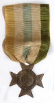 GUERRA DO PARAGUAI - MEDALHA GERAL DA CAMPANHA DO PARAGUAI.CRIADA POR D. PEDRO II POR DEC 4560 DE 6 AGO 1870. DESTINOU-SE A PREMIAR OS QUE FIZERAM PARTE DO EXÉRCITO E DESTACARAM-SE POR BRAVURA NA GUERRA DO  PARAGUAI. ELA FOI CUNHADA DO BRONZE DOS CANHÕES TOMADOS DOS PARAGUAIOS. A FITA REPRESENTA AS CORES DA TRÍPLICE ALIANÇA (BRASIL, ARGENTINA E URUGUAI). POSSUI 5 LINHAS DE IGUAL LARGURA ASSIM DISPOSTAS DA ESQUERDA PARA A DIREITA: VERDE, BRANCA, AZUL, BRANCA, AMARELA. ELA REPRESENTA UMA CRUZ DE MALTA TENDO AO CENTRO UMA COROA FECHADA DE RAMOS DE CARVALHO ENTRELAÇADOS DE FITAS CRUZADAS. NO ANVERSO TRAZ A LEGENDA CAMPANHA DO PARAGUAIE NO REVERSO A DATA 6-1870-8 (6 AGO 1870) DO DECRETO QUE A INSTITUIU. ERA USADA DO LADO ESQUERDO DO PEITO PENDENTE DE FITA E ESTA A UM PASSADOR.A ELA FAZIAM JUZ TODOS OS MILITARES DO EXÉRCITO, GUARDA NACIONAL, VOLUNTÁRIOS DA PÁTRIA, CORPOS DE POLÍCIA E CIVIS EM SERVIÇO NO EXERCÍCIO EM OPERAÇÕES, INCLUSIVE ARGENTINOS E URUGUAIOS CUJO PASSADOR, AO INVÉS DE NÚMERO, TRAZ UMA ESTRELA.