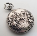 RARO RELÓGIO DE BOLSO DITO " FICO" EM METAL ESPESSURADO A PRATA, COMEMORATIVO DO CENTENÁRIO DA INDEPENDÊNCIA DO BRASIL EM 1922. MOSTRADOR DECORADO COM BRASÃO DA REPÚBLICA BRASILEIRA. TAMPA POSSUI REPRESENTAÇÃO DO GRITO DO IPIRANGA EM RELEVO COM A FRASE INDEPENDÊNCIA OU MORTE. NA TAMPA INTERMEDIÁRIA BUSTO DE JOSÉ BONIFÁCIO DE ANDRADA COM AS INSCRIÇÕES GLÓRIA AOS FUNDADORES DA INDEPENDÊNCIA. LATERALMENTE POSSUI INSCRIÇÕES COM AS DATAS 24 DE FEVEREIRO DE 1821 (DIA DO FICO), 25 DE MARÇO DE 1825 (PROMULGAÇÃO DA PRIMEIRA CONSTITUIÇÃO DO BRASIL, 13 DE MAIO DE 1888 (LIBERTAÇÃO DOS ESCRAVOS) E 15 DE NOVEMBRO DE 1889 (PROCLAMAÇÃO DA REPÚBLICA). CIRCUNDANDO O MOSTRADOR GUIRLANDA DE LOUROS COM A INSCRIÇÃO SETE DE SETEMBRO 1822-1922 (ALUSIVA AO CENTENÁRIO DA INDEPENDÊNCIA). MANUFATURA CHRONOMETRE PRIMA (SUIÇA). 5 CM DE DIÂMETRO.MECANISMO FUNCIONANDO. NOTA: A expressão Dia do Fico, deve-se a uma frase célebre de dom Pedro, então príncipe-regente do Brasil, que era na época um Reino Unido a Portugal e Algarves:Em 9 de janeiro de 1822, D. Pedro I recebeu uma carta da corte de Lisboa, exigindo seu retorno para Portugal. Há tempos os portugueses insistiam nesta ideia, pois pretendiam recolonizar o Brasil e a presença de D. Pedro impedia este ideal. Porém, D. Pedro respondeu negativamente aos chamados de Portugal e proclamou : "Se é para o bem de todos e felicidade geral da Nação, estou pronto! Digam ao povo que fico".