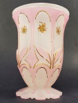 MOSER - ESPESSO E FORMIDÁVEL GOBLET DE COLEÇÃO DE TRADIÇÃO BOHEMIA EM CRISTAL ROSE EM DUAS NUANCES E ARREMATES EM OURO.   LINDA LAPIDAÇÃO! BOHEMIA, SEC. XIX. 12 CM DE ALTURA.NOTA: Únicos e preciosos os goblets  são peças individuais construídos com técnicas milenares, com lapidação virtuosa com design único para celebrar datas especiais (casamentos, aniversários, homenagear personalidades importantes, marcar visitas a lugares pitorescos, integrar coleções de nobres e aristocratas). A forma de um recipiente pequeno montado em uma haste com um pé já era utilizada por volta de 1550 aC, o exemplo mais antigo que se tem notícia é de origem egípcia. Esta forma também aparece novamente no final de 450 aC com muito pouco desenvolvimento ou mudança de forma ao longo desse período de 1000 anos. Existem exemplares sobreviventes de recipientes de vidro para beber do período tardio do Império Romano da Síria e do Egito (séculos IV a VI dC) que seguem de perto o forma acima mencionada, mas como resultado do desenvolvimento técnico e mudança se antes eram produzidos em metal passaram no domínio romano a ser fabricados em vidro soprado mas de forma extremamente desajeitada. No entanto uma vez que foram as primeiras tentativas de fabricação de vidro, obviamente eles não têm o elegância de linha e requinte técnico que agora associamos a um GOBLET. Embora o Império Romano tenha produzido alguns exemplos de recipientes para beber que poderiam ser classificados como GOBLETS, o desenvolvimento do GOBLET persa/islâmico no século 8 ao 10 foi insuperável até o desenvolvimento dos vidreiros venezianos do século XIV em diante. O vidro persa inspirou-se nas técnicas e estéticas empíricas romanas, mas nos séculos 8 a 10, os vidreiros islâmicos produziram o que se considera os primeiros exemplos de belos recipientes para beber que podem legitimamente ser chamados de taças com qualidade intrinsecamente fina de design e mão de obra. Eles foram inovadores estilisticamente em uma linguagem formal que mais tarde foi restabelecido pelos gregos e italianos do sul, e finalmente venezianos pré-renascentistas que refinaram esses estilos usando proporção clássica, além do repertório existente, estabelecendo o Estilo veneziano que se tornou predominante em toda a Europa a partir do Séculos XIV a XVI. Um paralelo cronológico pode ser feito também com o surgimento dos vidreiros na EUROPA CENTRAL. Estes se originaram da tradição empírica romana de fabricação de vidro, mas desenvolveram um estilo estético completamente diferente de vidro que pode ser visto claramente no desenvolvimento do Romer alemão. No oeste, a produção da Renânia em Colônia dominou a Europa desenvolvendo-se com tipos de decoração conhecidos no oriente como as tigelas com padrão de favo de mel ou Quincunx e alguns dos primeiros exemplares de cálices de pé e de haste do tipo persa, também rosqueados. Ao longo do declínio gradual do império romano, o padrão de fabricação de vidro passou a ser dedicado aos objetos de luxo ainda feitos no século IV. No século V, muitas mudanças ficaram evidentes especificamente na produção em Colônia, face a retirada do apoio financeiro e técnico romano na produção. As formas e a decoração da vidraria era mais do agrado dos clientes teutões e o nome vidro franco é aplicado a este vidro pós-romano. A partir de então por trezentos anos a produção se estende do Lago Constança para o sul da Noruega e da Boêmia para a Grã-Bretanha, porém a maioria da produção se concentrava na Bélgica atribuindo a produção em concentração maior ao redor da fronteira belga/alemã. Muito pouca vidraria foi produzida nos períodos carolíngio e otomano, no entanto, há evidências da existência de uma indústria de vidro em alguns arquivos da igreja. Por exemplo, em Monkwearmouth na Inglaterra nas crônicas e correspondências do mosteiro beneditino dos séculos VII e VIII existe uma passagem relativa a vidreiros da Gália e depois da Alemanha que fabricavam vidros para janelas, potes e lâmpadas para o mosteiro. O principal centro de produção de vidro naquela época ainda era o norte da Gália e a Renânia e de lá o vidro foi exportado para a Grã-Bretanha, Holanda, norte da Alemanha e Escandinávia. A partir do século IX os cálices de vidro foram proibidos para a missa (por medo de serem quebradas dando uma indicação muito clara de o valor do vidro como mercadoria) pelo conselho de Reims em 803 AD. A fabricação de objetos de vidro expressamente para uso da igreja foi restringida pelo Papa Leão IV entre 847 e 855 dC e o conselho de Tibur 895 dC. Aparentemente, a proibição não foi rigorosamente aplicada, pois alguns cálices de vidro foram usados e outros objetos de vidro eram frequentemente usados como relicários desde a época do edito papal medieval exigindo que todos os altares tivessem uma relíquia. Esta intervenção da igreja no sentido da vidraria foi um incentivo para produzir vidro de janela e não recipientes de vidro para beber. A Síria foi um contribuinte particularmente influente para a fabricação de vidro, mas as influências da Pérsia e do Egito também são bastante óbvias. Neste ponto, vale a pena mencionar a existência de alguns bons exemplos de GOLBETS persas construídos como taças apoiadas em hastes de pés com flanges. Houve também exemplos iniciais de copos com pés que apareceram mais tarde como taças de casamento que datam dos séculos 9 e 10. Outro aspecto que mostra conclusivamente a transferência de gosto estético das nações islâmicas para a Europa é a decoração com esmaltagem, aplicação de cores e cortes como lapidações. Diz-se que o vidro sírio pintado com esmalte inspirou a extensa produção de vidro pintado com esmalte em Veneza, onde os primeiros pintores de vidro surgiram desde o final do século 13. Em se falando de GOBLETS muito mais importante porém é o tipo que veio da tradição mediterrânea oriental; isso é os grandes cálices em forma de tigelas decorados com lapidação que ocorrem na Alemanha e na Boêmia, e também na Holanda e o que é hoje a Iugoslávia nos séculos 14 e 15.