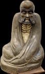 Excepcional e grande escultura representando figura de buda sentado finamente esculpido em bloco de