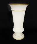 BACCARAT - Vaso em opalina francesa Baccarat na cor branca com formato cilíndrico, corpo moldado com