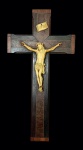 Crucifixo em réguas de jacarandá com imagem de Jesus crucificado aparentemente em marfim. Peça muito bem esculpida sem sinais de ter sido moldada. Presença de verniz sobre a superfície. Medida total. 46 x 24. Medida da imagem. 17 x 14,5.