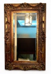 Espelho para hall, vertical, belíssima moldura em folha de ouro antiga. Espelho em muito bom estado, bisotado. Medidas: 120 cm x 78 (moldura).