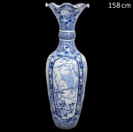 Monumental jarrão de porcelana oriental. Decoração com esmaltes azuis, sobre fundo claro, representa