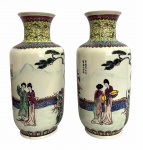 Par de imponentes vasos em porcelana oriental fartamente adornados com paisagem, flores e figuras hu