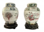 Par de antigos potiches em porcelana oriental banca ricamente adornados com motivo floral ...42846