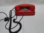 (243)Antigo telefone disco da marca CTB, na cor vermelha.