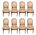 Conjunto de oito elegantes cadeiras em madeira nobre , finamente estofadas em tecido , em excelente estado de conservação . Med. 45 x 45 x 96 cm alt