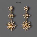 H. STERN : Par de elegantes brincos em ouro branco 18 k 750 com brilhantes aprox. 1,8 ct  , contrastado. Peso. 14,4 gr .Med. 4,5 cm comp. x 2 cm diam