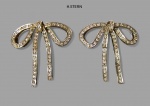 H. STERN : Par de brincos laço em ouro branco 18 k 750 e diamantes aprox. 1,2 ct , contrastados. Peso 11,5 gr Med. 3 x 2,5 cm