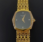 PATEK PHILIPPE : Relógio de pulso feminino com diamantes , modelo Ellipse , circa 1970-1975 , pulseira em ouro amarelo 18 k 750 , contrastado , vidro safira , calibre 15.260 , máquina 1408631 , fundo 2788904 . Peso total : 53,8 gr  Med. 2,5 x 2,2 cm (caixa) e 17,5 cm (pulseira)