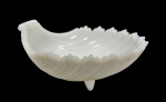 Saboneteira em opalina branca na forma de concha . Med. 16 x 14 x 7 cm alt