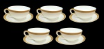Conjunto de cinco xícaras de chá com pires em fina porcelana branca com borda dourada a buril , marca "Czechoslovakia". Med. 14 cm diam x 5,5 cm alt
