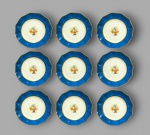 Belo conjunto de nove pratos para bolo ou sobremesa em porcelana inglesa marca "Johnson Bros  , bordas azuis sextavadas e centro com pintura de jarro com flores. Med. 16 cm diam
