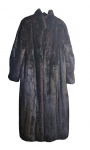 Casaco de pele sintética feminino , tamanho grande  , vintage década de 1970, cor marrom escuro. Med. 130 cm (comprimento) (acervo Cecília Grimaud)