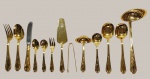 Faqueiro em metal banhado a ouro 24 k , marca Rostfrei SBS Edelstahl , constando de : 12 garfos , 12 facas , 12 colheres de sopa , 12 colheres de sobremesa , 12 garfos de sobremesa e 8 peças de servir. Total : 68 peças (banho em perfeito estado)