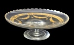 Fruteira de pé em cristal decorado com arabescos dourados . Med. 21 cm diam