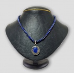 Colar em contas de lapis lazuli , com grande pingente em prata com filete em ouro com  cabouchon de lapis lazuli. Med. 2,5 cm (pingente) e 39 cm (colar)