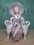 Figura de Donzela Sentada com guarda-chuva em banco em Porcelana " LLADRÓ"