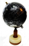 Belíssimo e diferente  globo de mesa, ricamente elaborado com detalhes em metal ,