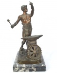 H. Truci - Escultura masculina em bronze, representando ferreiro. Apresenta base em mármore no forma