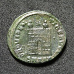 Moeda Império Romano - AE Follis do Imperador Constantino I (O Grande) do Tipo CAMPGATE Cunhada em T