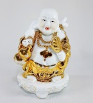 Escultura com figura de Buda da fortuna em porcelana chinesa branca, tipo 'biscuit', roupagem, joias e objetos em forte douração. Inscrições na bolsa. Sem marca. Med.15 cm. Pouco desgaste na douração.