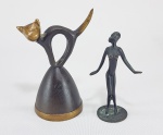 Duas antigas peças ART DECO em Bronze, sendo uma miniatura da escultura 'African Dancer', possivelmente Karl Hagenauer(1898-1956) e sino em com gato estilizado. Med.10 e 9 cm.