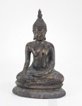 TAILANDIA - Séc.XVII /XVIII - Buda em Bronze com vestígios de douração à Ouro, no estilo do período Sukhotai, sentado em Vajrasana sobre pedestal no formato de pétalas de Flor de Lotus. Possui 'core' da fundição embaixo da base, pode ser periciado e datado. Med. 21 x 14 x 07 cm.