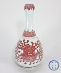 CHINA, DINASTIA QING, marca de reinado período KANG XI (1662-1722) - Antigo vaso em porcelana chinesa vermelha e branco "underglaze Red copper", no raro formato GARLIC, decorado com de scroll de flores de Lotus e folhagens no bojo. Marca do reinado em azul e branco dentro de double ring no fundo. Med. 25 cm.