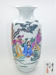 CHINA, PERÍODO REPUBLICANO - Grande vaso balaustre em porcelana chinesa pintada a mão, decorado em policromia com figura de Imortais segurando um pergaminho. Na porção superior, texto com selos vermelhos do artista e no fundo, selo vermelho honorífico. Altura. 56 cm.