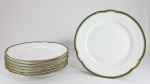 LIMOGES - Lote com 7 antigos pratos rasos em porcelana francesa, bordas decorados com friso verde e dourado. Folhagens moldadas no entorno. Todos com pequenas perdas. Med. 24 cm.