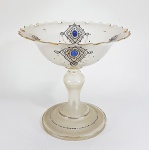 EUROPA, SÉC.XIX - Elegante centro de mesa em cristal fosco no estilo Baccarat, bordas recortadas, detalhes dourados, lapidados, perolados, e esmaltes simulando joias aplicadas pintadas a mão. Med: 29 x 23 cm de diâmetro. Alguns desgastes na pintura e mínimos bicadinhos. Ver outras no mesmo estilo -------> https://www.chairish.com/product/14325616/antique-baccarat-style-emerald-jeweled-french-opaline-centerpiece   --------> https://www.ebay.com/itm/255663369528