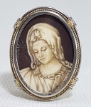 GIOVANNA CASSANELLI - Broche camafeu italiano com delicada pintura feita a mão sobre lâmina de Marfim, assinada na lateral. Estrutura em Prata de lei 800 e detalhes dourados. Med. 3.5 x 2.5 cm. Giovanna Cassanelli foi uma das pintoras oficiais do VATICANO na década de 60 e produzia joias e pequenas obras a partir das obras do acervo da instituição. VER OUTRAS ---> https://www.etsy.com/pt/listing/737790036/miniature-painting-on-ivory-mounted-on?show_sold_out_detail=1&ref=nla_listing_details   ----> https://www.liveauctioneers.com/price-result/pr-italian-portraits-giovanna-cassanelli-and-brooch/