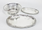 Lote com 3 itens em Prata, sendo um pequeno cesto fenestrado Sterling (925) e duas pequenas bandejinhas para dispensar espinhas em Prata de lei sem contraste. Medida da maior 14 x 09 e menor: 11 x 6.5 cm. Peso líquido: 88 gramas.