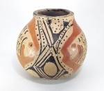 Antigo vaso globular em densa e pesada terracota, decoração em vermelho e preto, adornado com desenhos estilizados de peixes e padrões geométricos, com características da cultura Paquime ou Casas Grandes (México). Datação desconhecida. Obs: Bastante pesado para o tamanho. Item para pesquisa. Med. 21 x 20 cm.