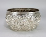 TAILÂNDIA - SÉC.XIX/XX - Lindo bowl em Prata cinzelada, belíssimo trabalho em cinzel, decorado com dançarinas Apsaras, flores e folhagens em em relevo. Assinada e com texto no fundo. Med.: 7 x 15 cm. Peso: 220 gramas.