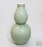 CHINA, DINASTIA QING, SÉC. XIX - Antigo vaso 'double gourd' em porcelana chinesa, esmaltes verde celadon, elaborada decoração incisa de ramos de folhagens e reservas com Peônias. Marca Kangxi honorífica em caracteres Zhuanshu (tipo de marca nunca usada no período original). Possivelmente do período Dao Guang (1820-1850). Med. 30 cm. ENTENDA MAIS --->  https://www.collectorsweekly.com/stories/118844-beautiful-12-chinese-iron-red-double-go?in=1027 ------> SEGUNDO A CHRISTIES ---->  Zhuanshu ou marcas de reinado imperial em forma de selo, foram apreciadas durante o período Yongzheng (1723-1735), Qianlong (1736 a 1795) e foram amplamente usadas ao longo do século XIX e XX. Todas as marcas Kangxi genuínas devem ter seis caracteres e normalmente são escritas com precisão a mão. A única marca genuína de quatro caracteres "Kangxi Nian Zhi" é feita dentro de uma borda quadrada de linha dupla e usada exclusivamente para peças decoradas em oficinas palacianas, o mais alto nível de porcelana imperial. Todas as marcas Kangxi de quatro caracteres sem bordas são do período Guangxu (1875-1908) ou períodos próximos.